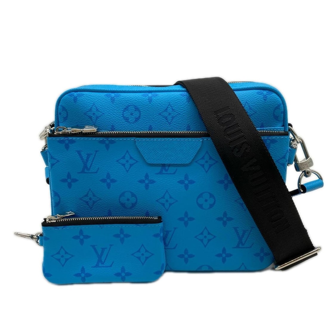 LOUIS VUITTON Taigarama Trio Messenger M27641 Shoulder Bag Body Blue Cowhide Men's: --- Catalog ---Category: SizeWeight: 756g / 1.66lb.Size (HxWxD): 18.5cm x 25cm x 5cm / 7.28'' x 9.84'' x 1.96''Strap Length: 88cm / 34.64''Category: DesignType: Shoulder bag, Sling bagColor: BlueGende
