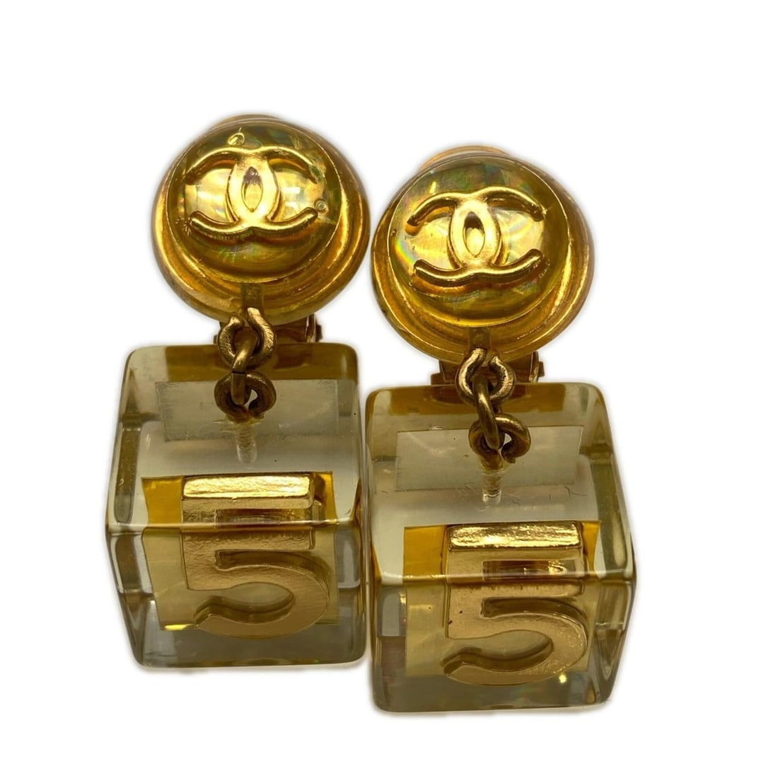 CHANEL Coco Mark Cube Earrings 97P Gold Clear GP Resin Women's: --- Catalog ---Category: SizeSize (HxWxD): 40.00mm x 17.00mm / 1.57'' x 0.67''Category: DesignType: Clip earringsColor: Clear, GoldGender: WomenMaterial: Gold plating, ResinCategory: GeneralLine: Coco