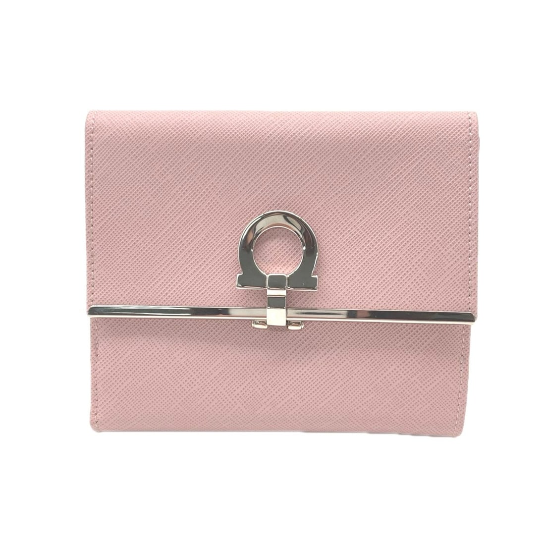 Salvatore Ferragamo Gancini Bar Compact Wallet 22-4639 Bi-fold Pink Calf Leather Women's: --- Catalog ---Category: SizeWeight: 134g / 4.72oz.Size (HxWxD): 11cm x 12cm x 2cm / 4.33'' x 4.72'' x 0.78''Category: DesignType: Wallet (bi-fold)Color: PinkGender: WomenClosure: Button, Snap fastene