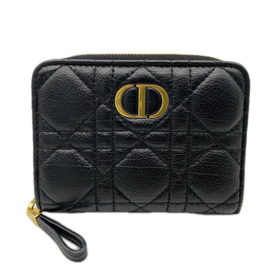 Christian Dior Caro Scarlet Wallet S5032UWHC Tri-fold Black Lambskin Women's: --- Catalog ---Category: SizeSize (HxWxD): 9cm x 12cm x 2.5cm / 3.54'' x 4.72'' x 0.98''Category: DesignType: Wallet (tri-fold)Color: BlackGender: WomenMaterial: Leather Leather/Fur Type: LambskinCate