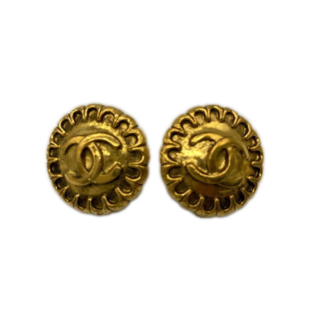 CHANEL Coco Mark Earrings 97A Gold GP Women's: --- Catalog ---Category: SizeSize (HxWxD): 25.00mm x 25.00mm / 0.98'' x 0.98''Category: DesignType: Clip earringsColor: GoldGender: WomenMaterial: Gold platingCategory: GeneralBrand: Chanel--- Item Li