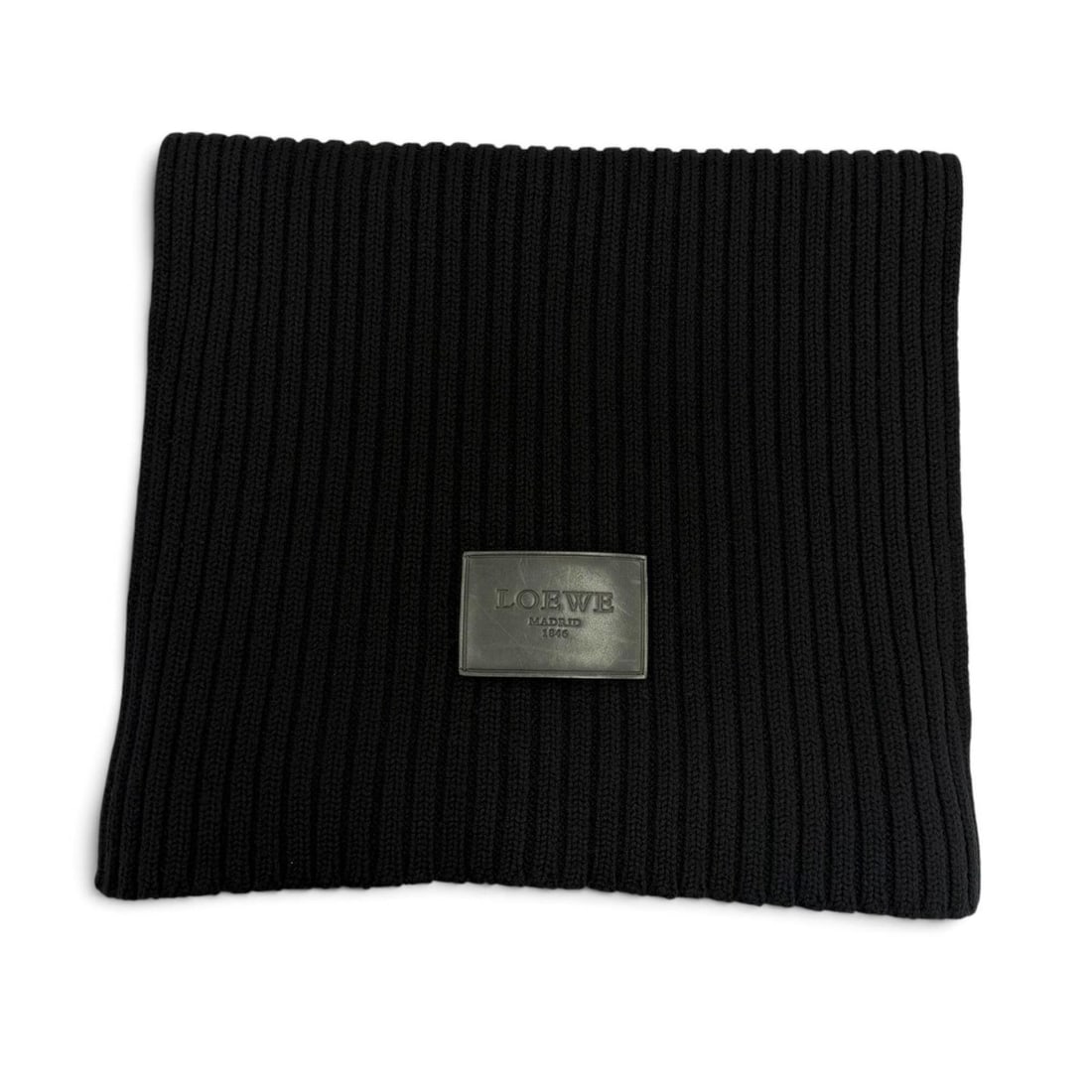 LOEWE (Loewe) 100% Wool, Leather Patch, Chunky Knit Long Scarf, Black, Made in Italy, Authentic,: --- Catalog ---Category: SizeSize (LxW): 1.9m x 36.5cm / 74.8'' x 14.37''Category: DesignType: StoleColor: BlackGender: MenMaterial: Wool , Leather Category: GeneralBrand: LoeweCountry of Origin: Ital