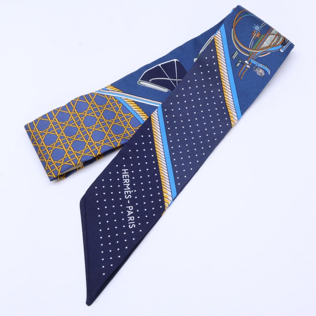 HERMES 063156S 17 LES VOITURES A TRANSFORMATION Folding Wagon Silk Twilly Scarf/Muffler BLEU PETROLE: --- Catalog ---Category: SizeSize (LxW): 86cm x 5cm / 33.85'' x 1.96''Category: DesignType: ScarfGender: WomenMaterial: Silk Category: GeneralBrand: Hermes--- Item List ---Section: ConditionRanking: R