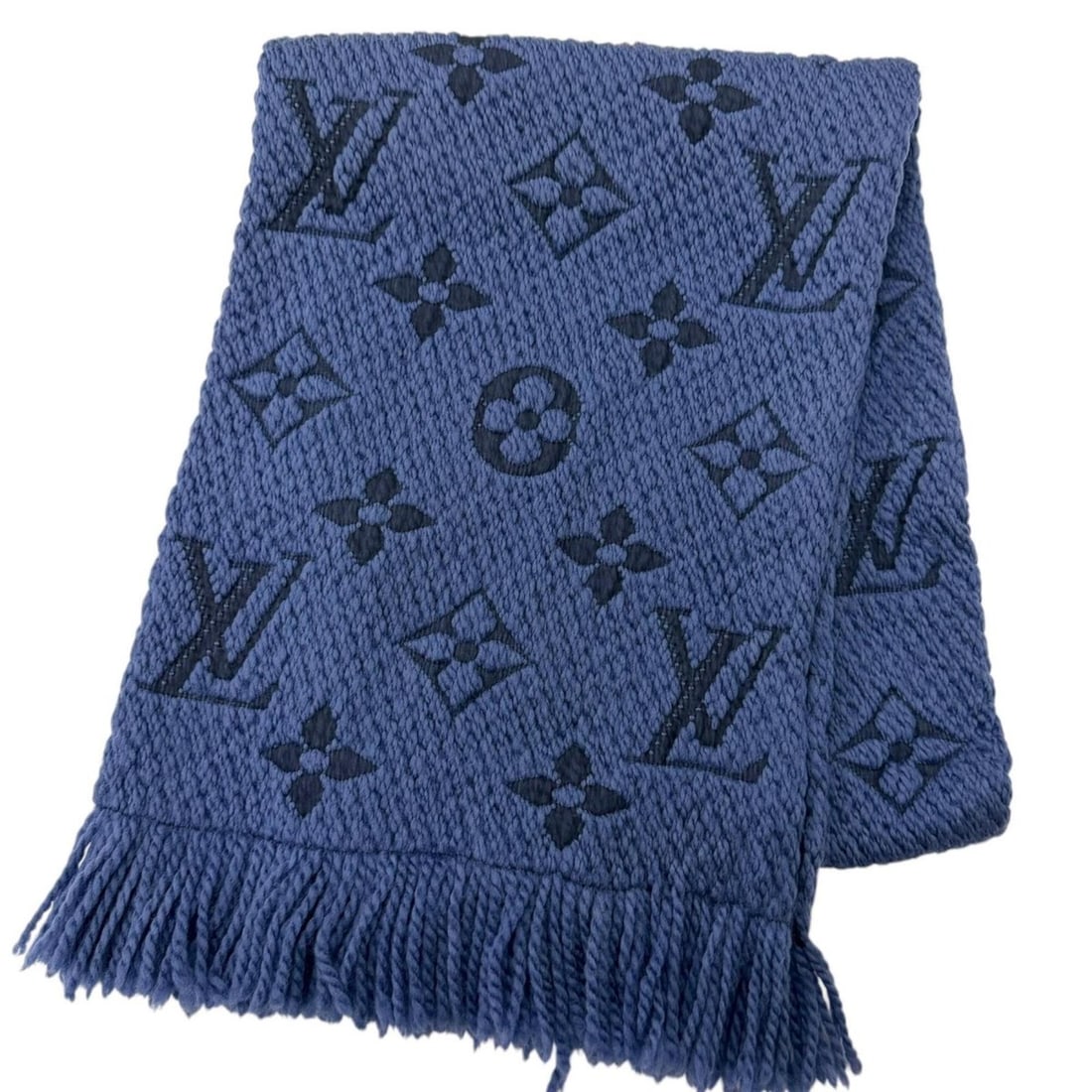LOUIS VUITTON M70812 Echarpe Logomania Wool Silk Fringe Scarf Blue Made in Italy Authentic Men's: --- Catalog ---Category: SizeSize (LxW): 1.52m x 28.5cm / 59.84'' x 11.22''Category: DesignType: StoleColor: BlueGender: MenMaterial: Wool , Silk Category: GeneralMPN: M70812Brand: Louis VuittonCountr