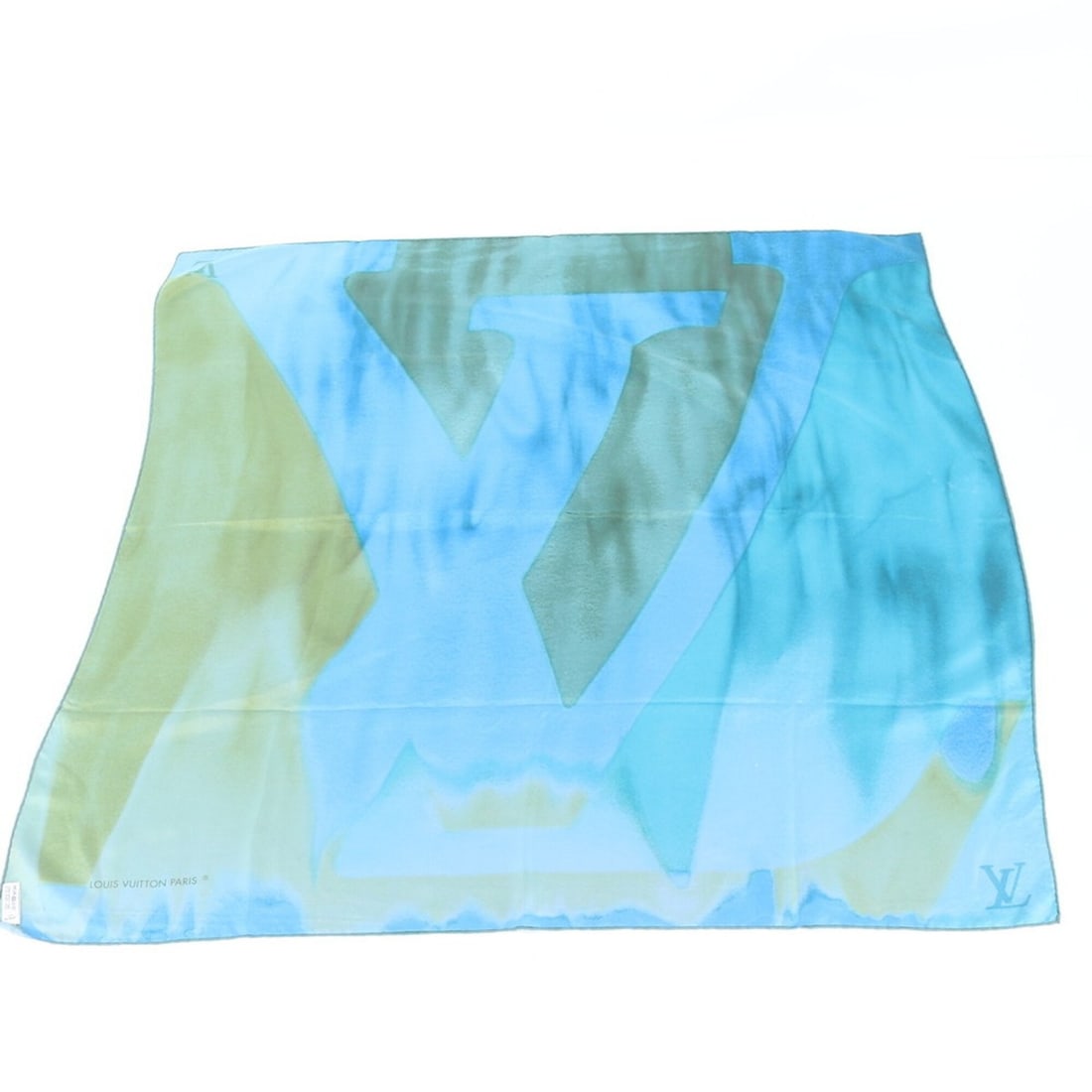 Louis Vuitton tagged, large logo, 100% silk scarf/stole for women.: --- Catalog ---Category: SizeSize (LxW): 86cm x 86cm / 33.85'' x 33.85''Category: DesignType: ScarfColor: Blue, GreenGender: WomenMaterial: Silk Category: GeneralBrand: Louis VuittonCountry of