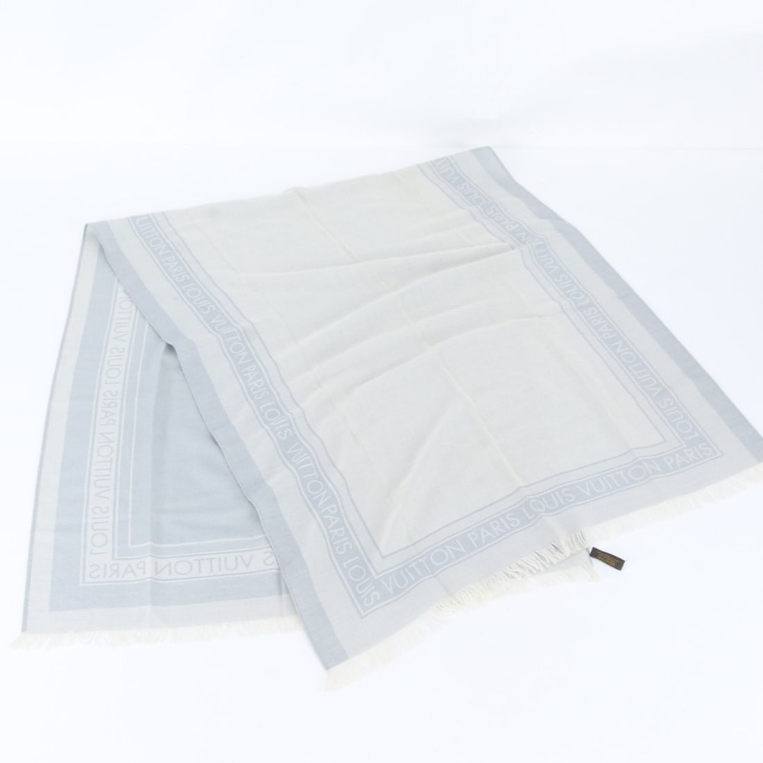 Louis Vuitton tagged cashmere silk scarf/stole/shawl for women.: --- Catalog ---Category: SizeSize (LxW): 1.76m x 72cm / 69.29'' x 28.34''Category: DesignType: ScarfColor: Blue, WhiteGender: WomenMaterial: Cashmere Category: GeneralBrand: Louis VuittonCountry of