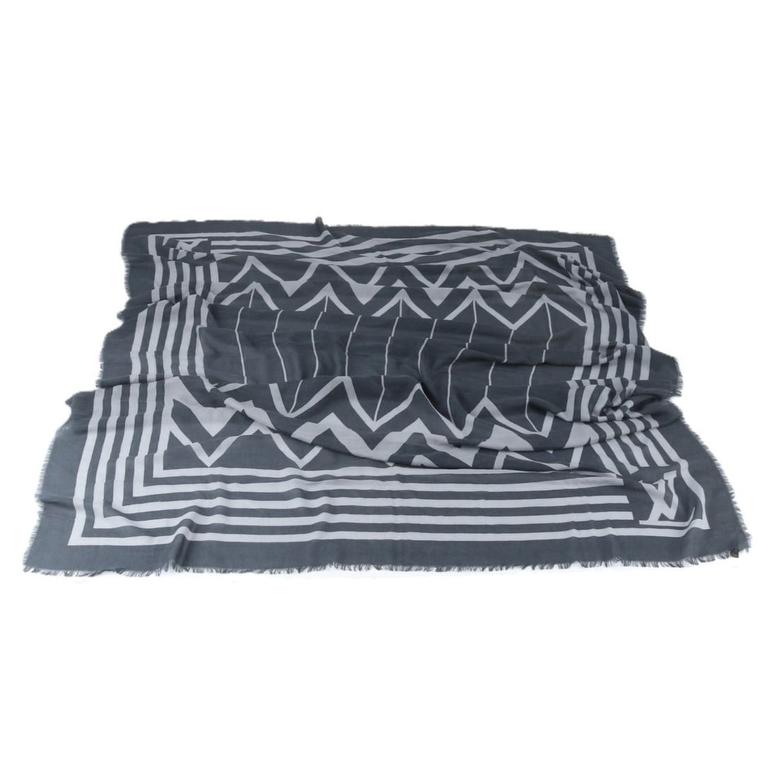 Louis Vuitton large stole/scarf with tags, gray, brand name, for women and men.: --- Catalog ---Category: SizeSize (LxW): 1.9m x 1.4m / 74.8'' x 55.11''Category: DesignType: StoleColor: GrayGender: Men,WomenCategory: GeneralBrand: Louis VuittonCountry of Origin: Italy--- Item List