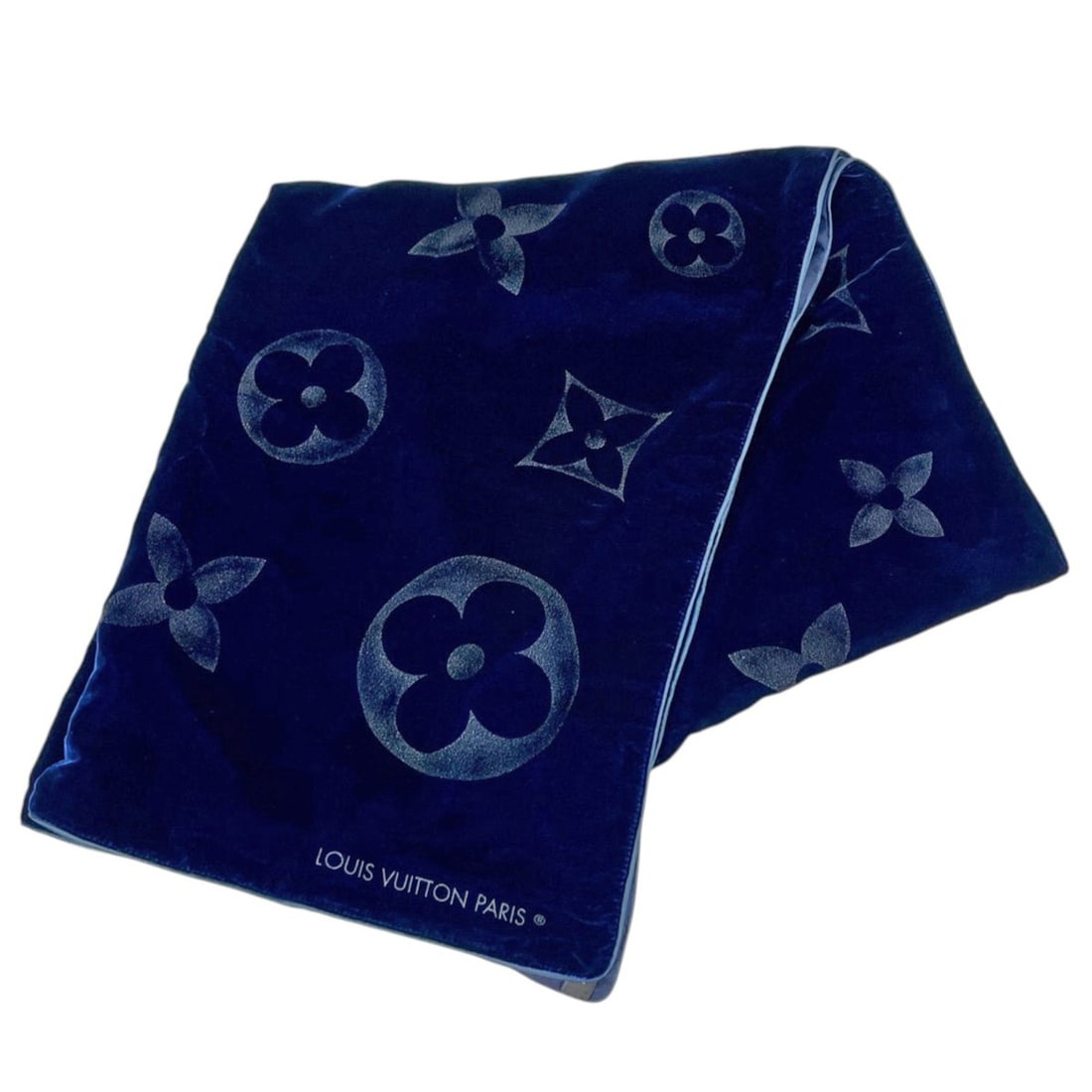 Louis Vuitton Monogram Echarpe velvet rayon silk scarf, navy, women's.: --- Catalog ---Category: SizeSize (LxW): 1.75m x 68.5cm / 68.89'' x 26.96''Category: DesignType: StoleColor: NavyGender: WomenMaterial: Velvet 75%, Rayon 25%, Silk Category: GeneralBrand: Louis Vuitto
