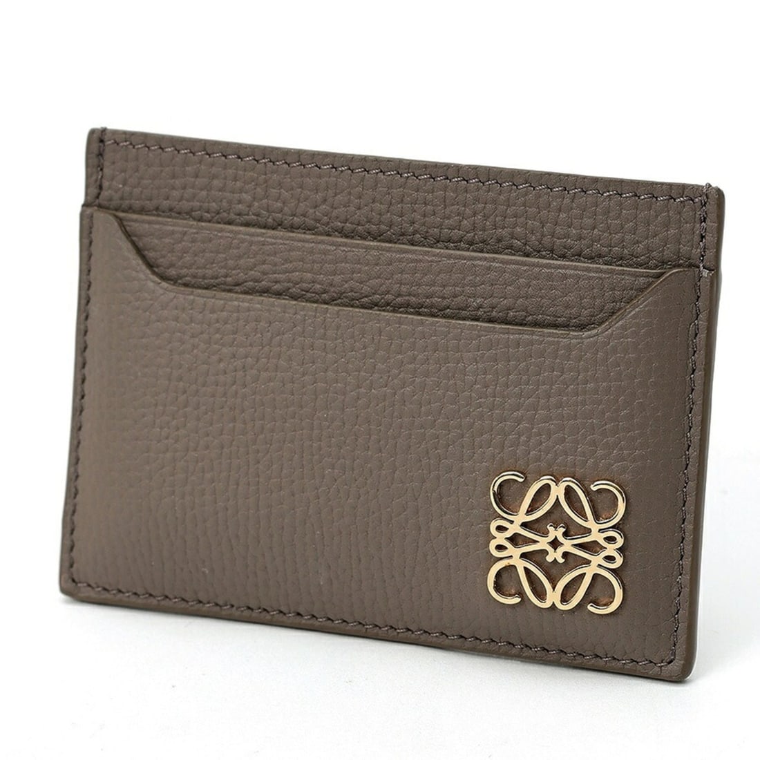 Loewe Anagram Plain Card Holder C821075X09 Pebble Grain Calfskin Taupe (Greige): --- Catalog ---Category: DesignType: Card caseColor: Gray brownGender: Women,MenCategory: GeneralBrand: LoeweCountry of Origin: SpainCategory: Physical PropertiesSize (HxWxD): 7.5cm x 10.3cm x 3mm / 2