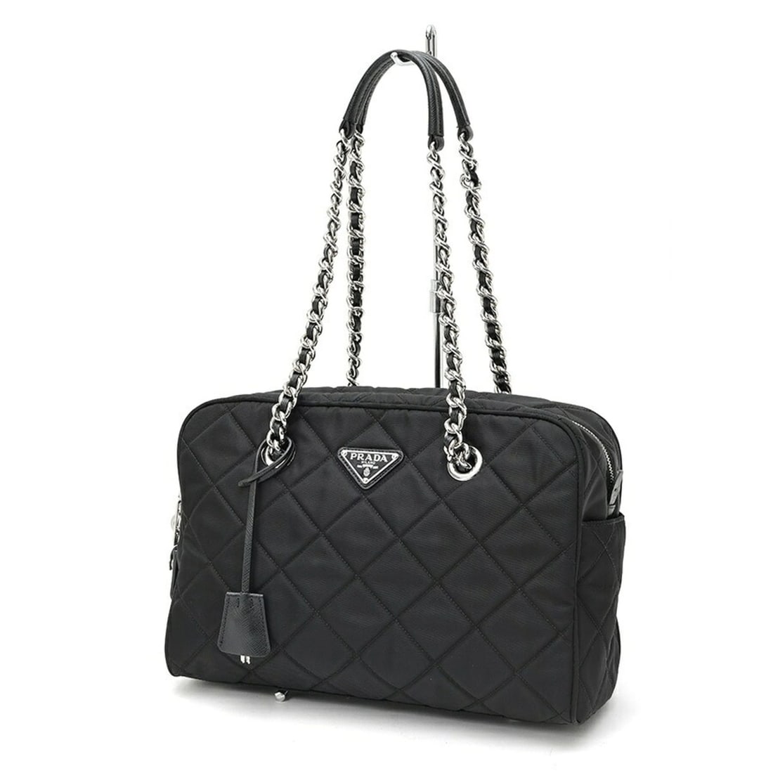 Prada quilted chain shoulder Boston bag 1BB903, nylon, Nero (black): --- Catalog ---Category: SizeSize (HxWxD): 21cm x 30cm x 11cm / 8.26'' x 11.81'' x 4.33''Category: DesignType: Boston bag, Shoulder bagColor: Black, NeroGender: Women,MenMaterial: Fabric Category: Gen