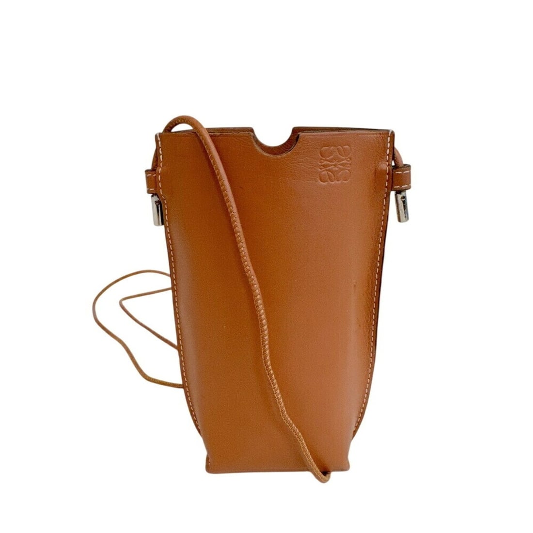 LOEWE Gate Pocket Shoulder Bag Smartphone Pouch Brown: --- Catalog ---Category: SizeSize (HxWxD): 16.5cm x 11cm x 4cm / 6.49'' x 4.33'' x 1.57''Strap Length: 168cm / 66.14''Category: DesignType: PouchColor: BrownGender: Unisex,Women,MenMaterial: Leather