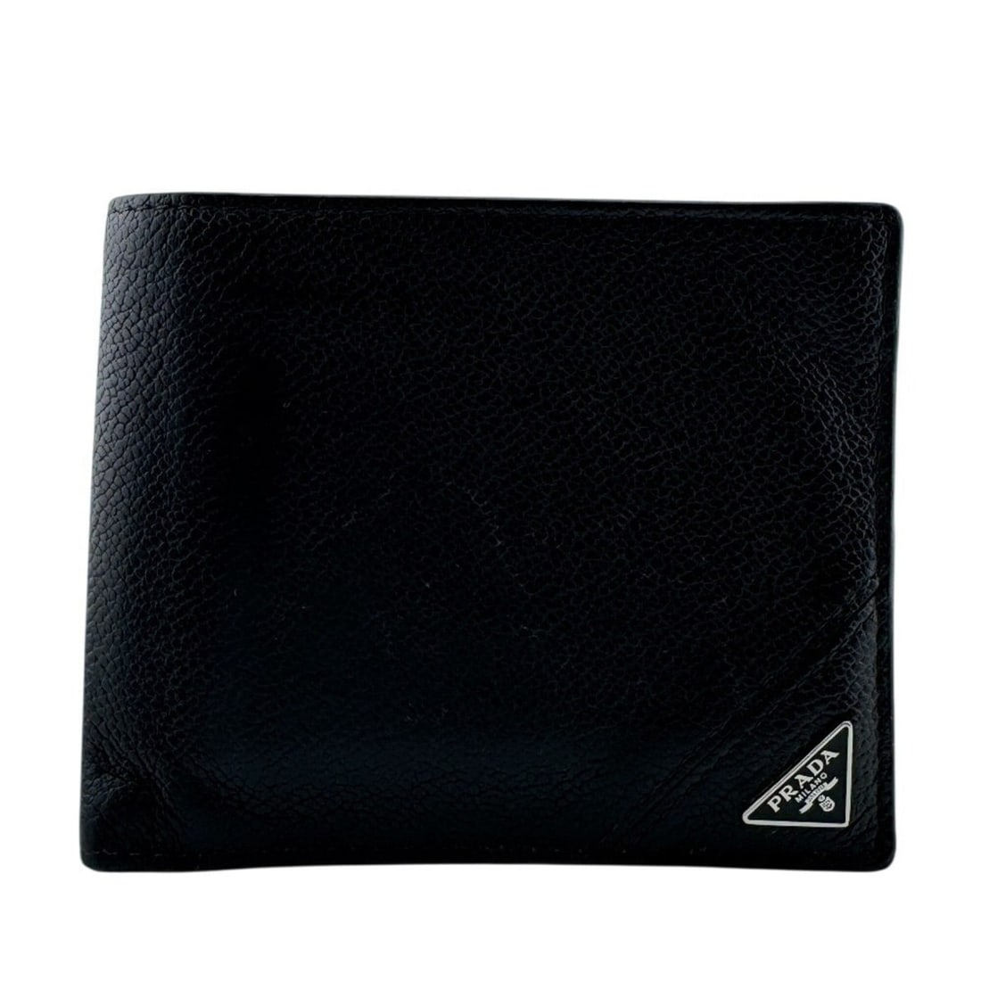 PRADA 2MO513 Saffiano Leather Bi-fold Wallet, Black: --- Catalog ---Category: SizeSize (HxWxD): 9cm x 11cm / 3.54'' x 4.33''Category: DesignType: Wallet (bi-fold)Color: BlackGender: Men,WomenMaterial: Leather Category: GeneralLine: SaffianoBrand: