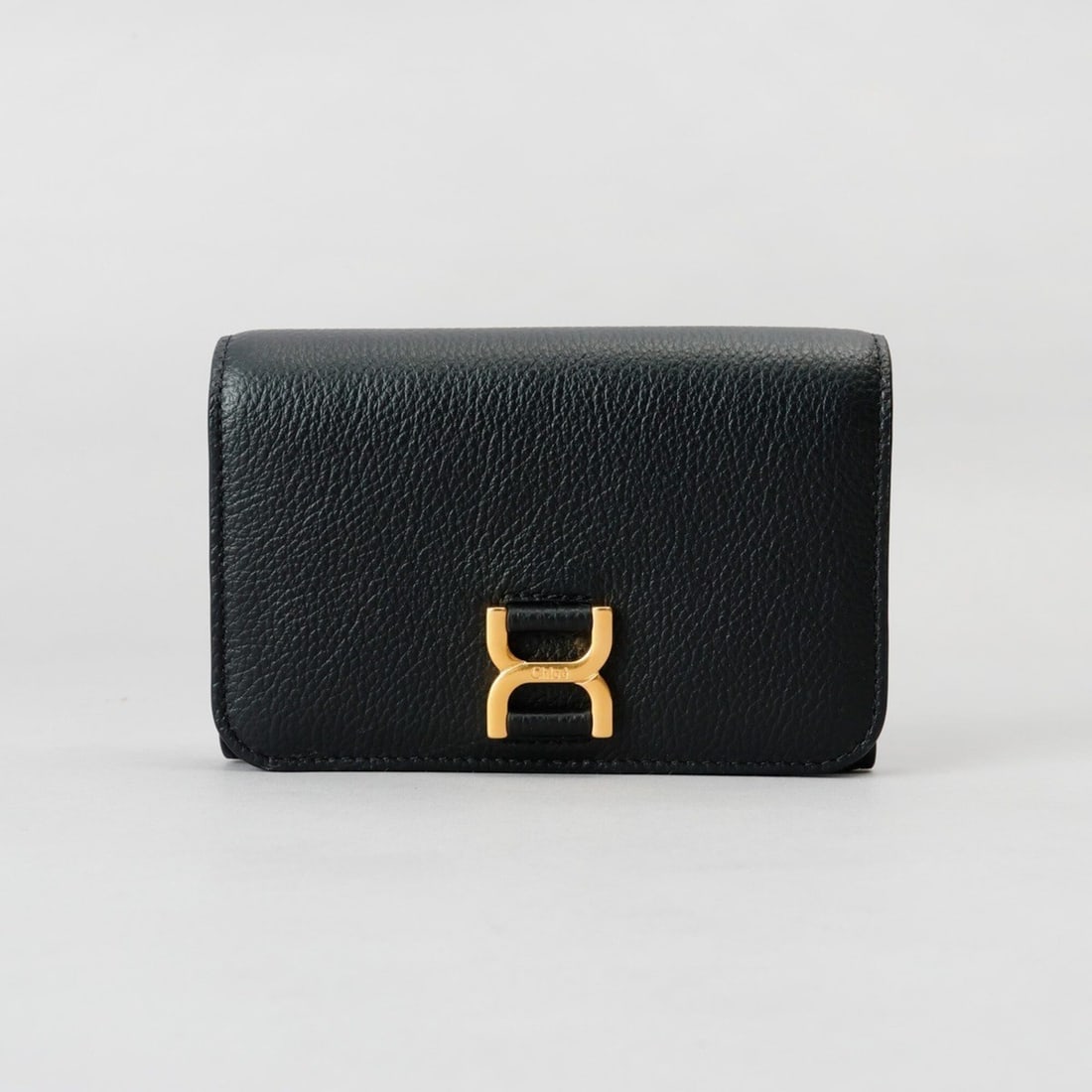 Chloé Chloe CHC23AP097131 MARCIE Leather Tri-fold Wallet, Black: --- Catalog ---Category: SizeSize (HxWxD): 10cm x 15.7cm / 3.93'' x 6.18''Category: DesignType: Wallet (tri-fold)Color: BlackGender: WomenMaterial: Leather Category: GeneralLine: MarcieBrand: