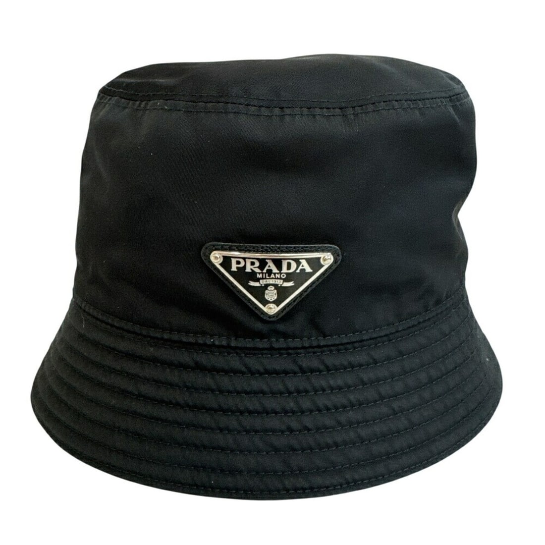 PRADA 1HC137 Bucket Hat, Size 57, Triangle Plate, Black: --- Catalog ---Category: DesignType: Bucket hatColor: BlackGender: Unisex,Women,MenMaterial: Nylon Category: GeneralBrand: PradaCategory: MeasurementsHeight: 18cm / 7.08''--- Item List ---Section: