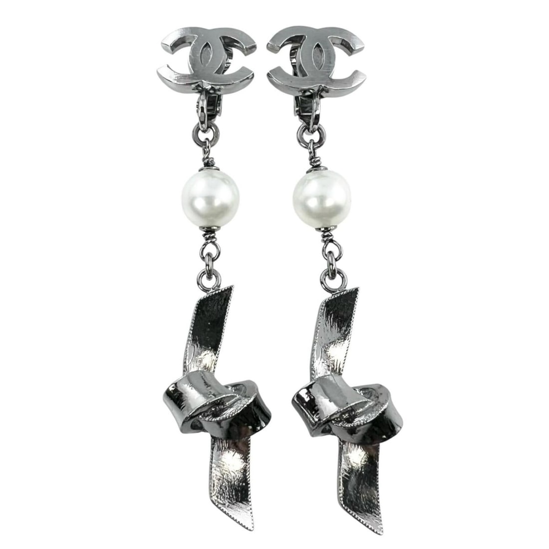 CHANEL Coco Mark Ribbon Motif Earrings, Metal and Faux Pearl, Silver, Women's: --- Catalog ---Category: SizeSize (HxWxD): 65.00mm x 13.00mm / 2.56'' x 0.51''Category: DesignType: Clip earringsColor: SilverGender: WomenMaterial: Artificial pearl, MetalCategory: GeneralBrand: Chan