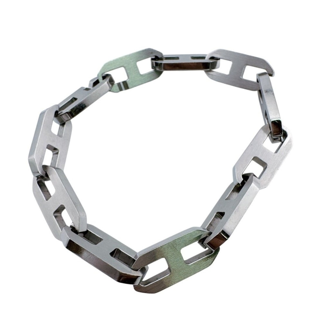 HERMES Maillon Sterling Silver Bracelet: --- Catalog ---Category: SizeTotal Length: 20cm / 7.87''Category: DesignType: Charm braceletColor: SilverGender: WomenMaterial: Silver 925Category: GeneralBrand: Hermes--- Item List ---Section: