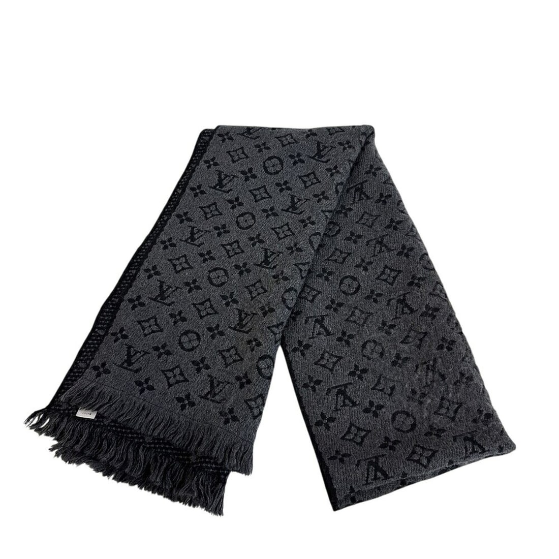 LOUIS VUITTON M78526 Echarpe Monogram Classic Scarf, Gray: --- Catalog ---Category: SizeSize (LxW): 1.86m x 38cm / 73.22'' x 14.96''Category: DesignType: StoleColor: Black, GrayGender: Unisex,Men,WomenMaterial: Wool Category: GeneralLine: MonogramBrand: