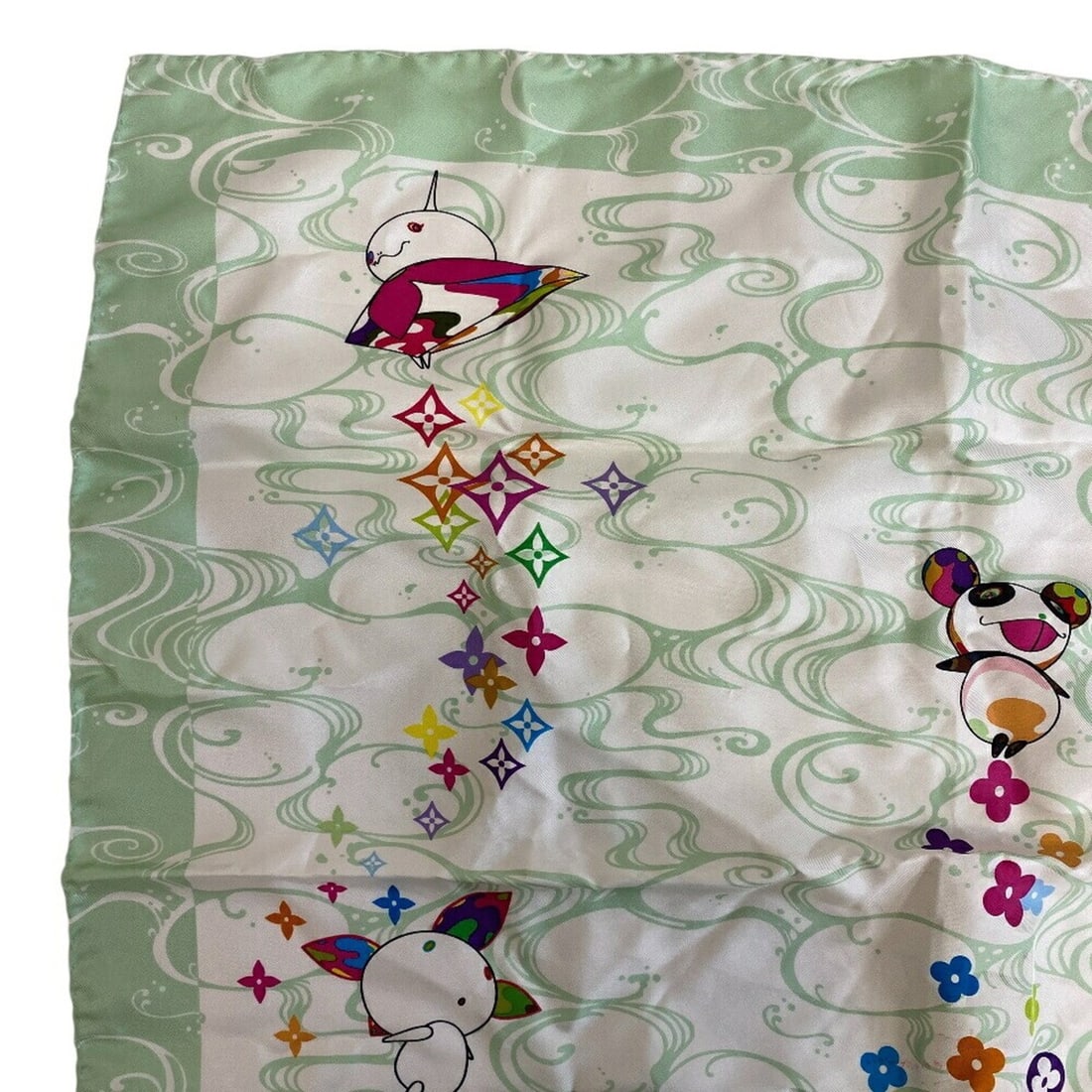 LOUIS VUITTON Carre 70 Takashi Murakami Collaboration Flower Hat Man Onion Head Cherry Blossom Wave: --- Catalog ---Category: SizeSize (LxW): 66cm x 66cm / 25.98'' x 25.98''Category: DesignType: ScarfColor: Light green, WhiteGender: Unisex,Women,MenMaterial: Silk Category: GeneralBrand: Louis