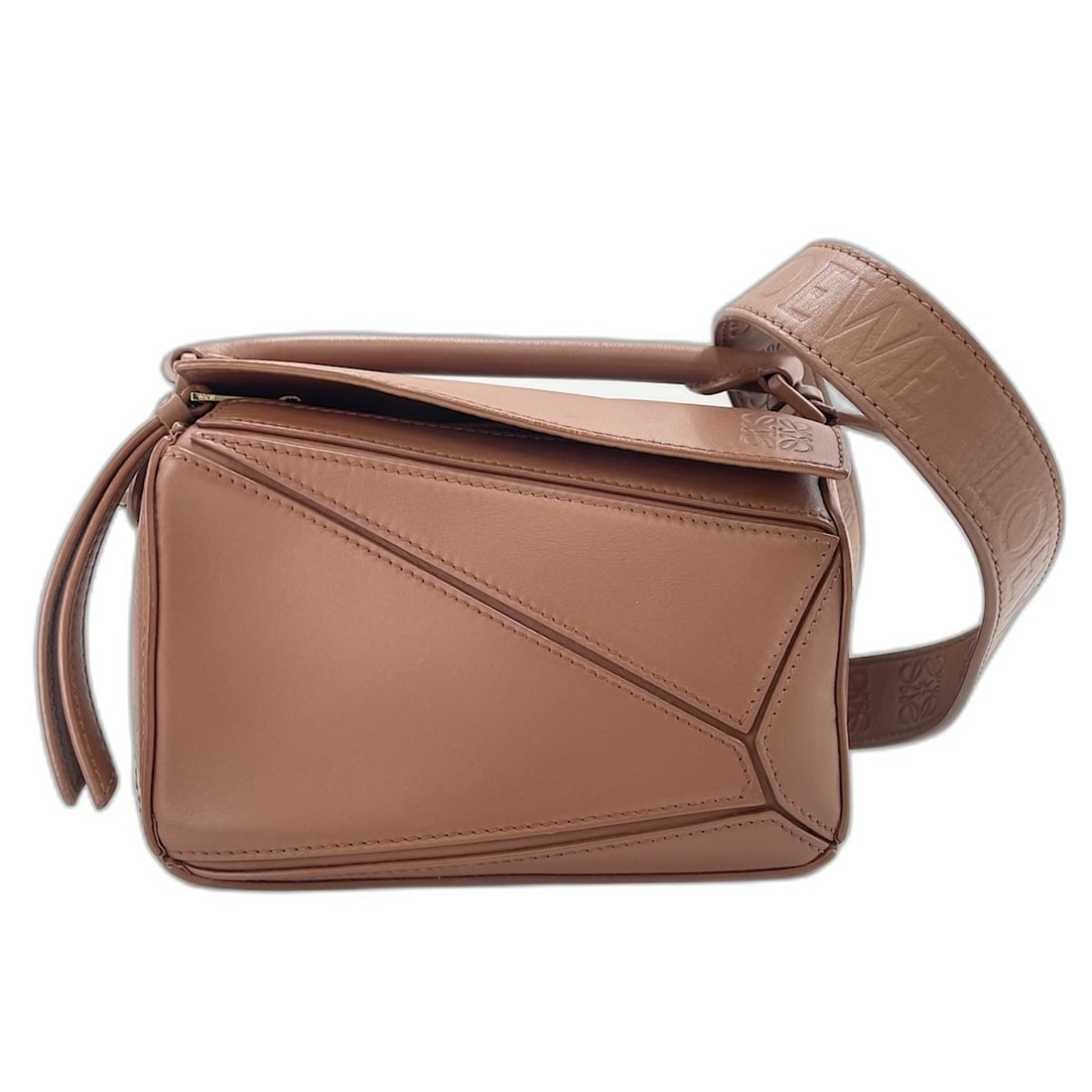 Loewe Puzzle Bag Mini Shoulder Handbag Brown: --- Catalog ---Category: SizeHandle Drop: 2.00cm / 0.79''Size (HxWxD): 12cm x 18cm x 8cm / 4.72'' x 7.08'' x 3.14''Category: DesignType: Handbag, Shoulder bagColor: BrownGender: WomenCategory: General