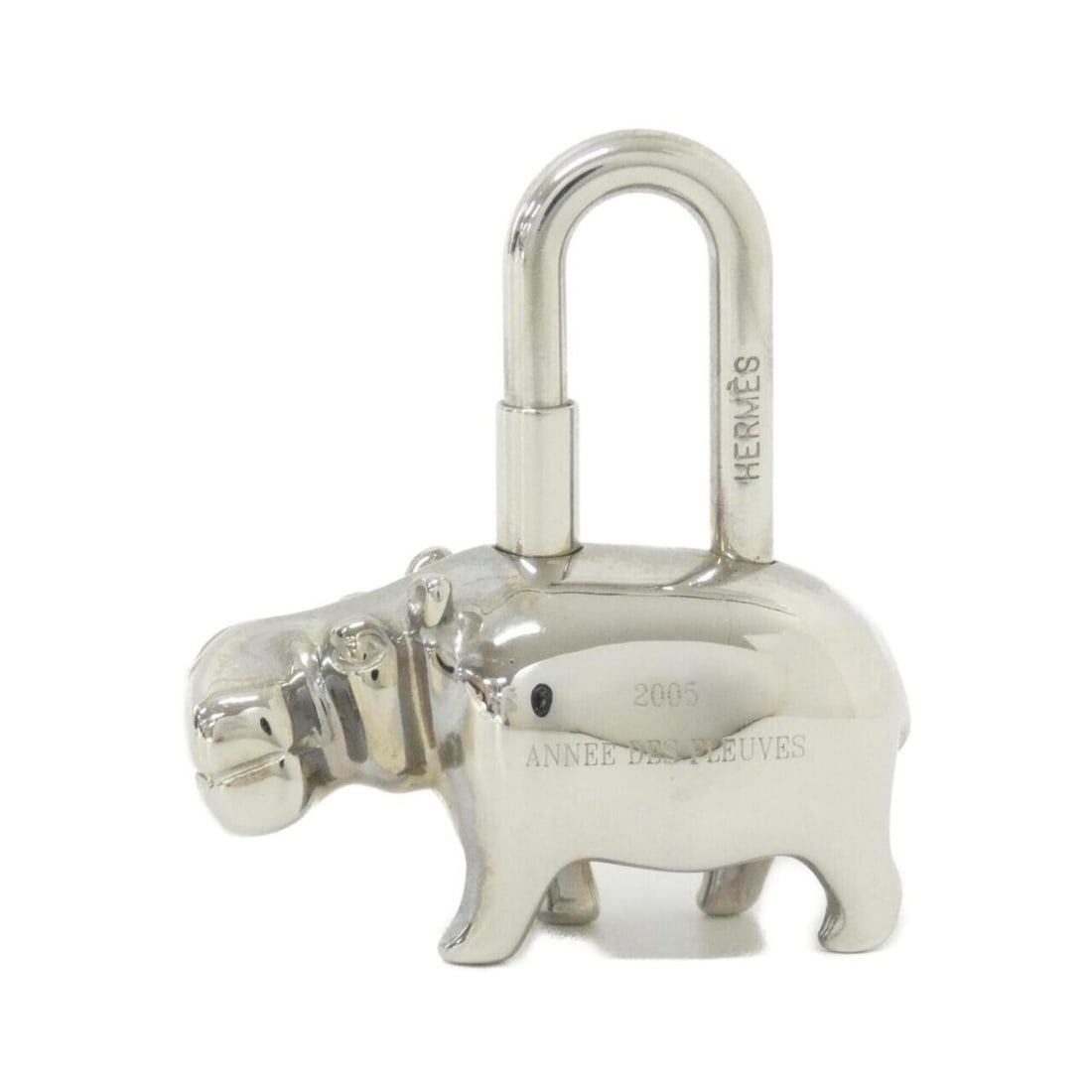 Hermes HIPPO Cadena 044488CK Keychain: --- Catalog ---Category: SizeSize (HxWxD): 3.9cm x 3.4cm / 1.53'' x 1.33''Category: DesignType: KeyringColor: SilverGender: Women,MenCategory: GeneralMPN: 044488CKBrand: Hermes--- Item List