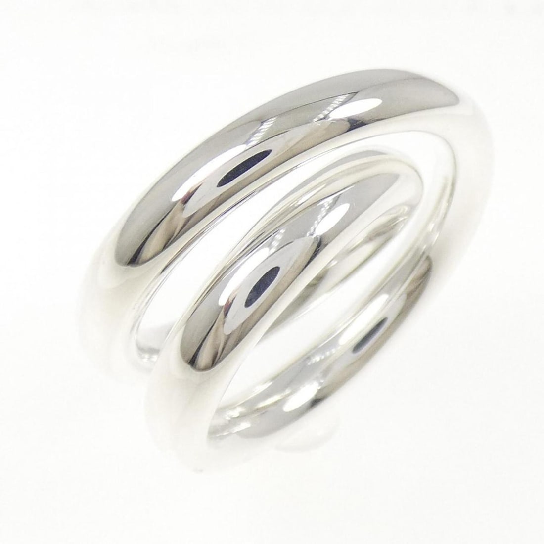 Hermes Vertige Ring: --- Catalog ---Category: SizeUS Size: 5.5Brand Size: 50Category: DesignType: Band ringGender: WomenMaterial: Silver 925Category: GeneralMPN: H104261BBrand: Hermes--- Item List ---Section: