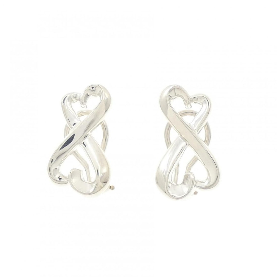 Tiffany Loving Heart Earrings: --- Catalog ---Category: SizeSize (HxWxD): 20.00mm x 11.20mm / 0.79'' x 0.44''Category: DesignType: Stud earringsColor: SilverGender: Women,MenMaterial: Silver 925Category: GeneralBrand: Tiffany---