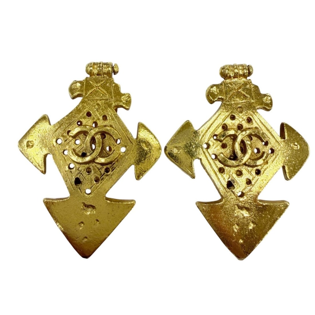 CHANEL Vintage 04P Metal Coco Mark Cross Motif Earrings, Gold, Made in France, Women's: --- Catalog ---Category: SizeSize (HxWxD): 45.00mm x 32.00mm / 1.77'' x 1.26''Category: DesignType: Clip earringsColor: GoldGender: WomenMaterial: MetalCategory: GeneralMPN: 04PBrand: ChanelCountry of