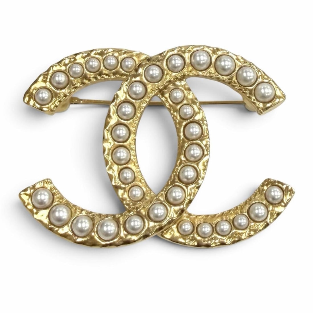 CHANEL A24S ABD375 Coco Mark Faux Pearl Brooch, Gold and White, Made in France, Women's, with Box: --- Catalog ---Category: SizeSize (HxWxD): 3.5cm x 4.6cm / 1.37'' x 1.81''Category: DesignType: BroochColor: Gold, WhiteGender: WomenCategory: GeneralMPN: A24S ABD375Brand: ChanelCountry of Origin: Fr