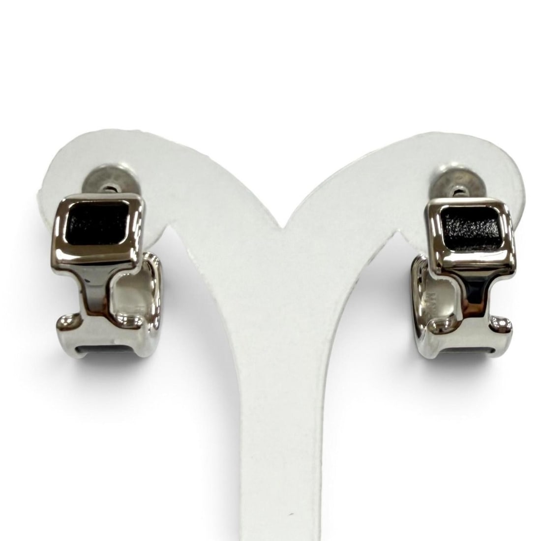 HERMES Olympe PM Earrings, Calf Leather, Silver Hardware, Black, Made in France, Women's, with Dust: --- Catalog ---Category: SizeSize (HxWxD): 16.00mm x 7.00mm / 0.63'' x 0.28''Category: DesignType: Stud earringsColor: Black, SilverGender: WomenMaterial: LeatherCategory: GeneralBrand: HermesCountry 