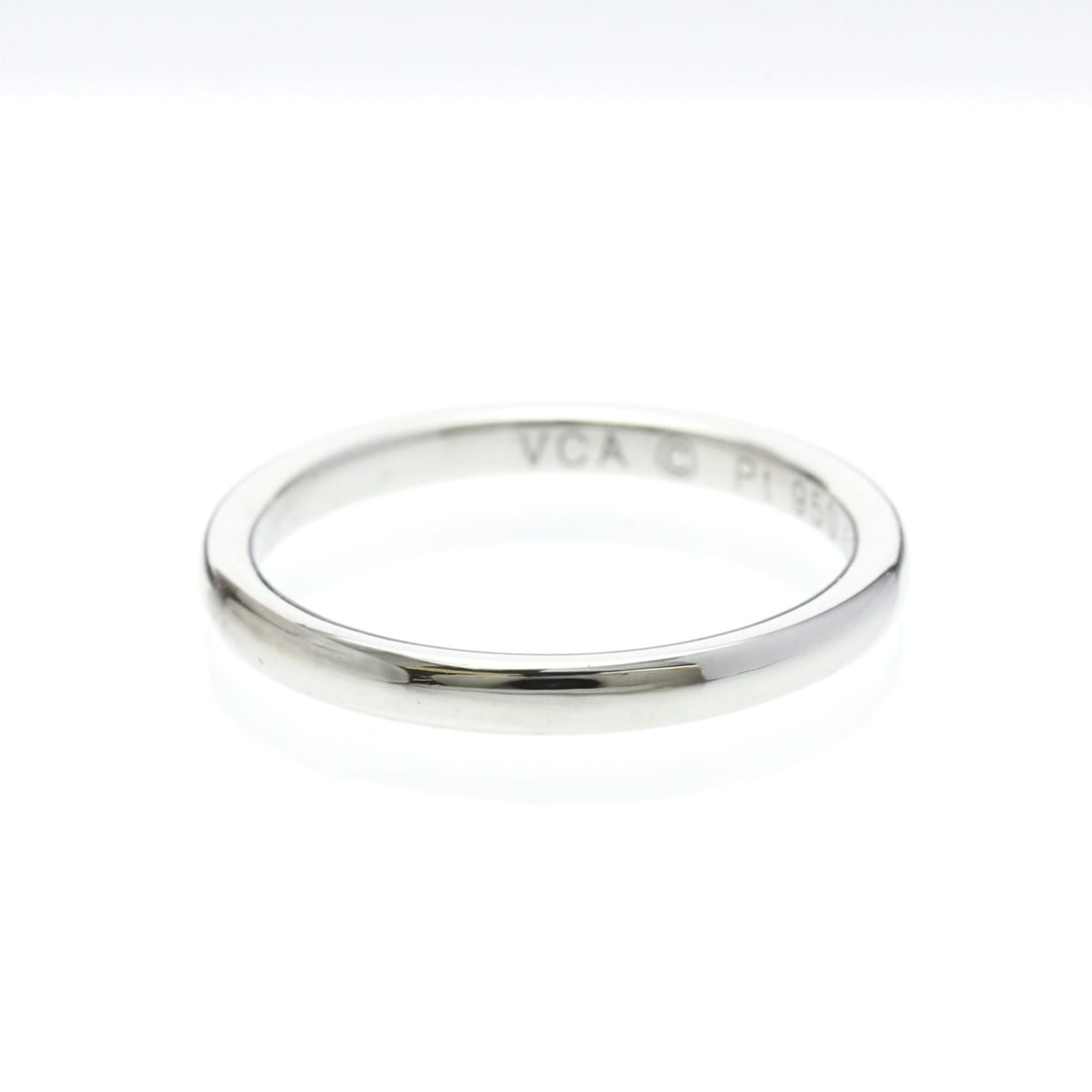 Van Cleef & Arpels Tendremont Ring Platinum Fashion No Stone Band Ring Silver: --- Catalog ---Category: SizeWidth: 2.6mm / 0.1''Weight: 5.5g / 0.19oz.JP Size: 19US Size: 8 3/4Brand Size: 59Category: DesignType: Band ringColor: SilverMetal: PlatinumStone: No StoneStyle: FashionGe