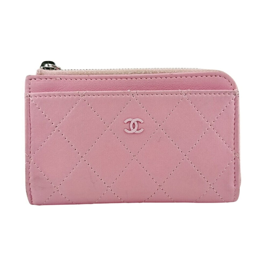 CHANEL Fragment Case, Matelassé Card Pink: --- Catalog ---Category: DesignType: Card caseColor: PinkGender: WomenMaterial: Leather Category: GeneralBrand: ChanelCategory: Physical PropertiesSize (HxWxD): 8.5cm x 13cm / 3.34'' x 5.11''--- Item 