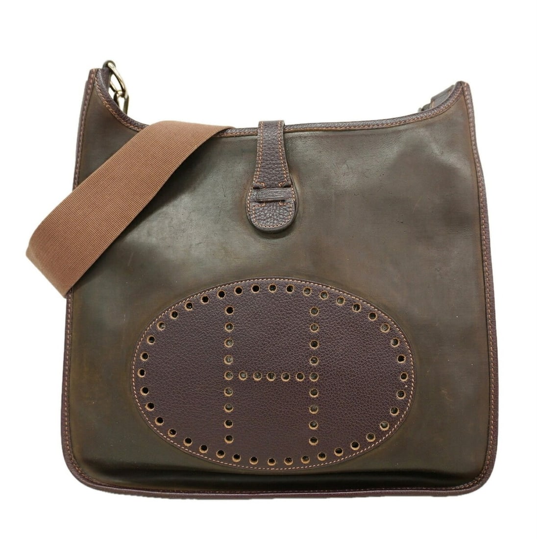 Hermes Evelyne 1GM Shoulder Bag, Amazonia, Dark Brown, ?C Stamp, Women's, P3477989: --- Catalog ---Category: SizeSize (HxWxD): 32cm x 33cm x 8.5cm / 12.59'' x 12.99'' x 3.34''Category: DesignType: Shoulder bagColor: Dark brownGender: WomenMaterial: Amazonia Hardware Color: SilverCate