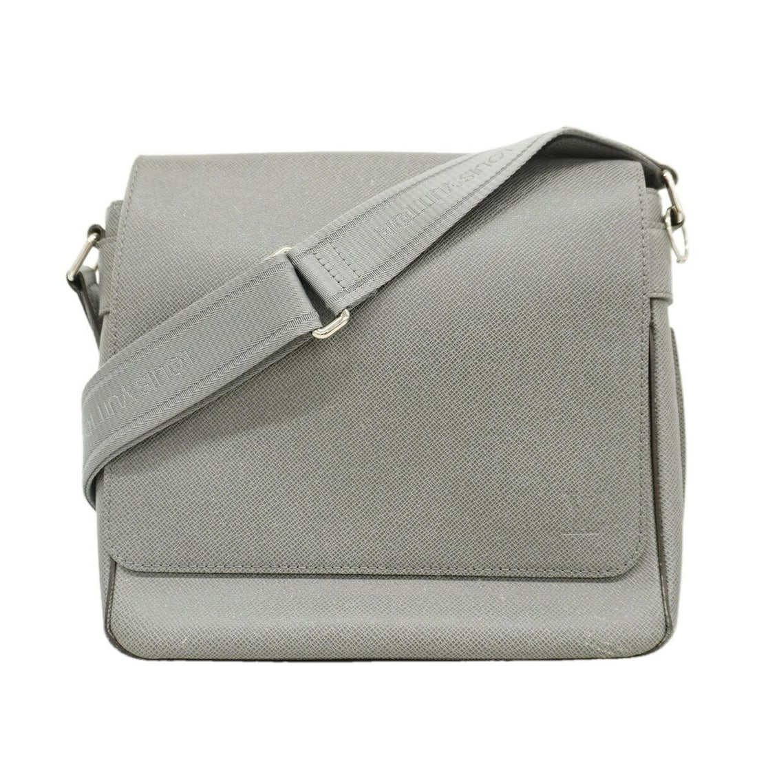 Louis Vuitton Taiga Roman PM Shoulder Bag M32700 Glacier Men's P3462552: --- Catalog ---Category: SizeSize (HxWxD): 26cm x 26cm x 7cm / 10.23'' x 10.23'' x 2.75''Category: DesignType: Shoulder bagColor: GlacierGender: MenCategory: GeneralMPN: M32700Brand: Louis Vuitton--- 