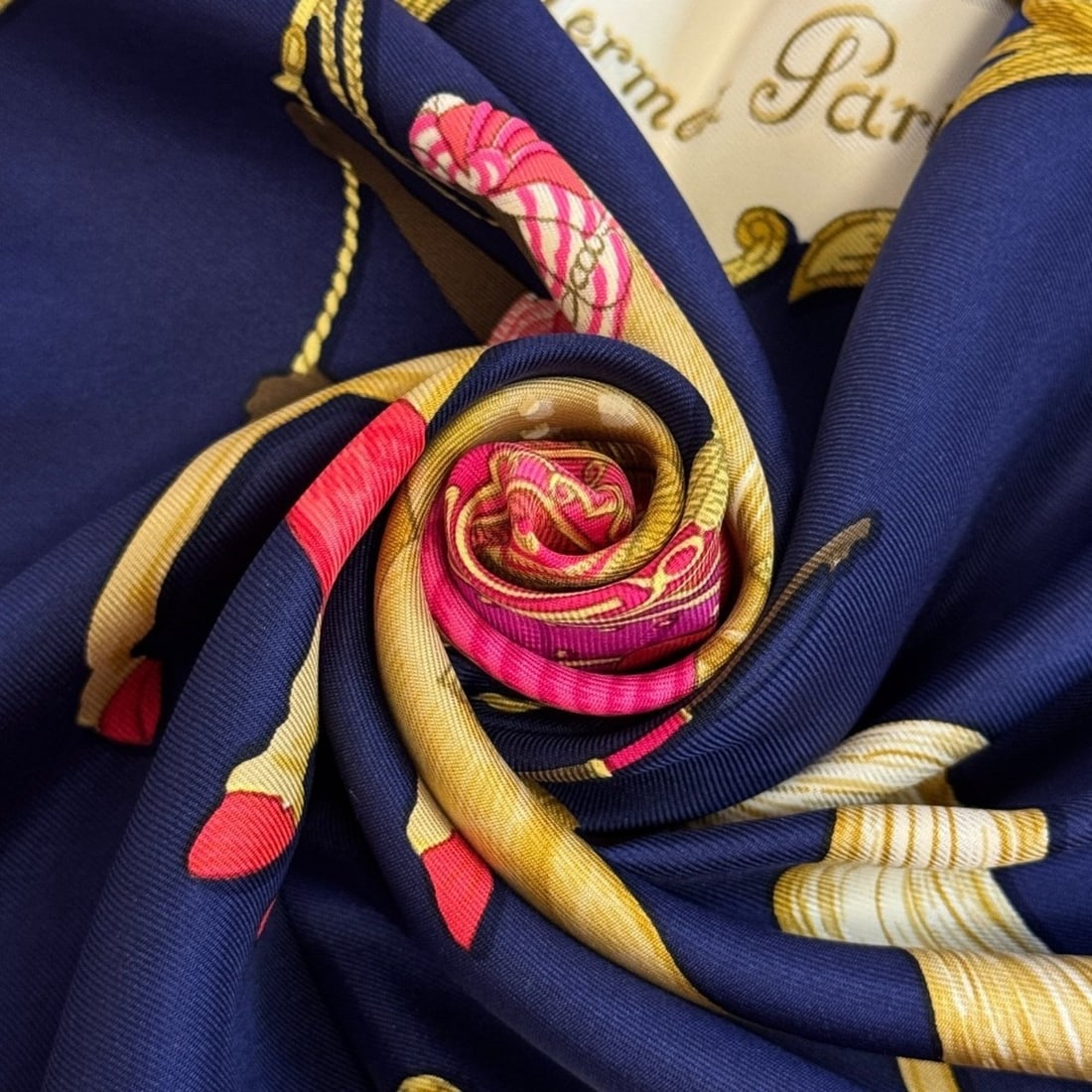 HERMES Carre 90 Turkish Horse Scarf/Muffler, Navy: --- Catalog ---Category: SizeSize (LxW): 89cm x 89cm / 35.03'' x 35.03''Category: DesignType: ScarfColor: NavyGender: WomenMaterial: Silk Category: GeneralBrand: Hermes--- Item List ---Section: