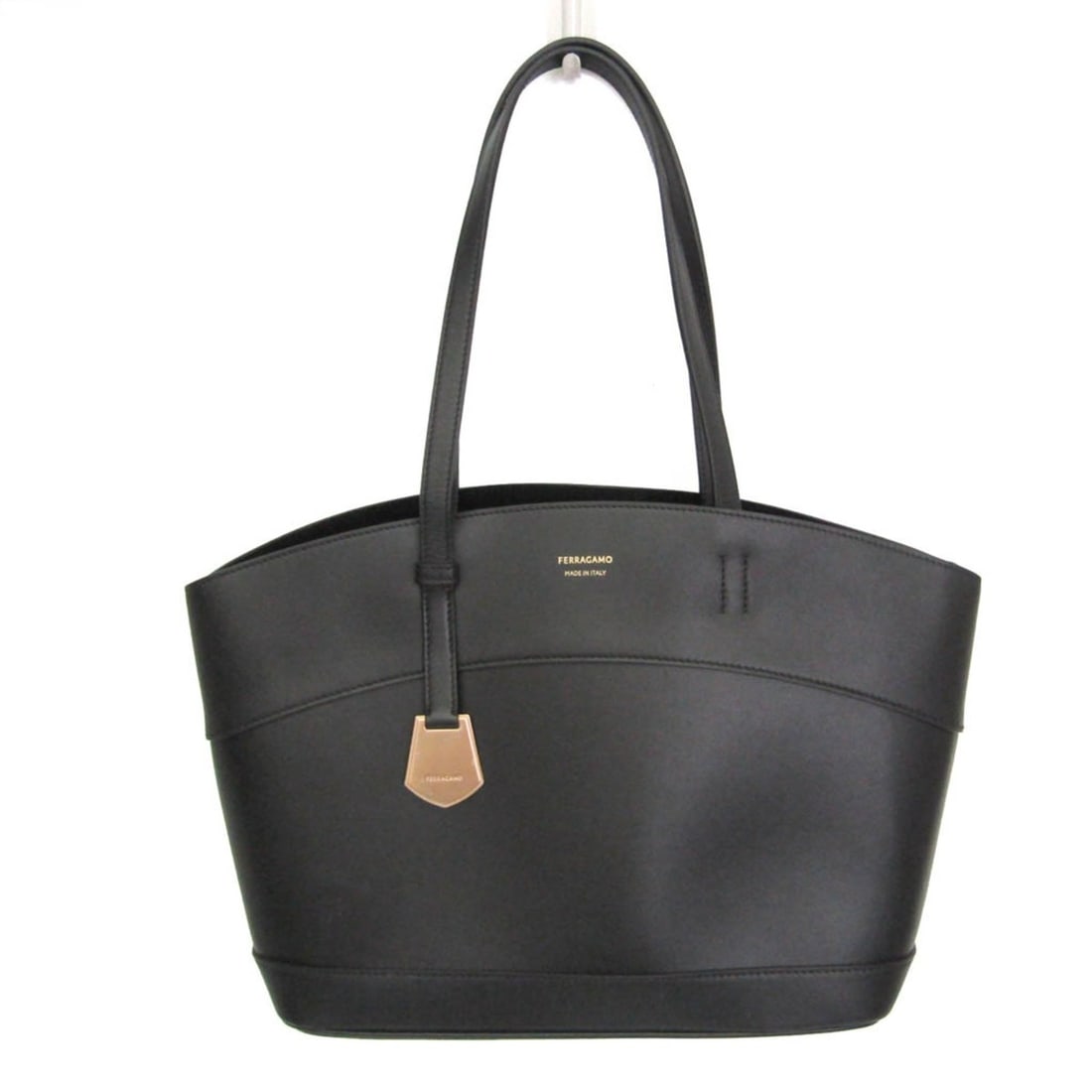 Salvatore Ferragamo Charming Tote AU-21 6797 Women's Leather Tote Bag Black: --- Catalog ---Category: SizeHandle Drop: 21.00cm / 8.27''Size (HxWxD): 25cm x 30cm x 12cm / 9.84'' x 11.81'' x 4.72''Handle Length: 51cm / 20.07''Category: DesignType: Tote bagColor: BlackGender: Wom