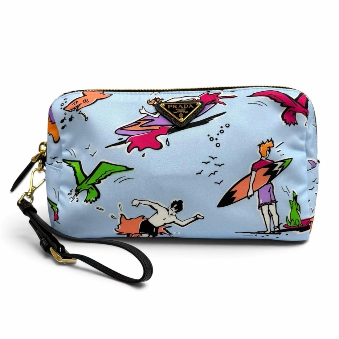 PRADA 1NS693 Re-Nylon Triangle Logo Surf Print Pouch with Wristlet, Blue, Made in Italy, Women's: --- Catalog ---Category: SizeSize (HxWxD): 12cm x 19cm x 9cm / 4.72'' x 7.48'' x 3.54''Category: DesignType: PouchColor: BlueGender: WomenMaterial: Nylon Category: GeneralMPN: 1NS693Brand: PradaCountr