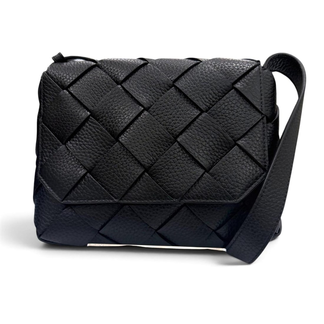 BOTTEGA VENETA 795637 Diago Grain Leather Intrecciato Shoulder Bag Black Made in Italy Men's: --- Catalog ---Category: SizeSize (HxWxD): 17cm x 22cm x 4.5cm / 6.69'' x 8.66'' x 1.77''Category: DesignType: Shoulder bagColor: BlackGender: MenMaterial: Leather Category: GeneralMPN: 795637Brand: B