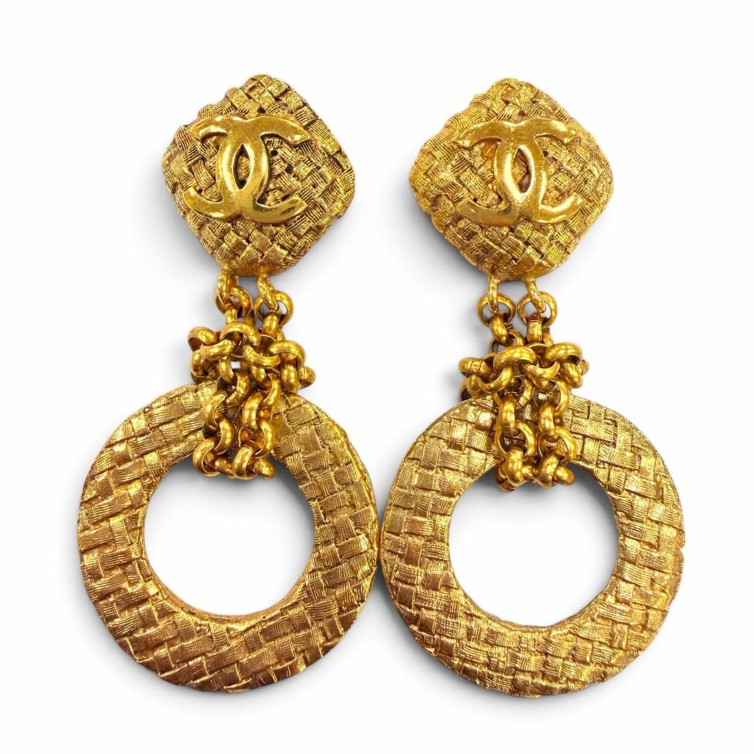 CHANEL Vintage 29 Metal Coco Mark Chain Hoop Earrings, Gold, Made in France, Women's: --- Catalog ---Category: SizeSize (HxWxD): 60.00mm x 30.00mm / 2.36'' x 1.18''Category: DesignType: Clip earringsColor: GoldGender: WomenMaterial: MetalCategory: GeneralMPN: 29Brand: ChanelCountry of 
