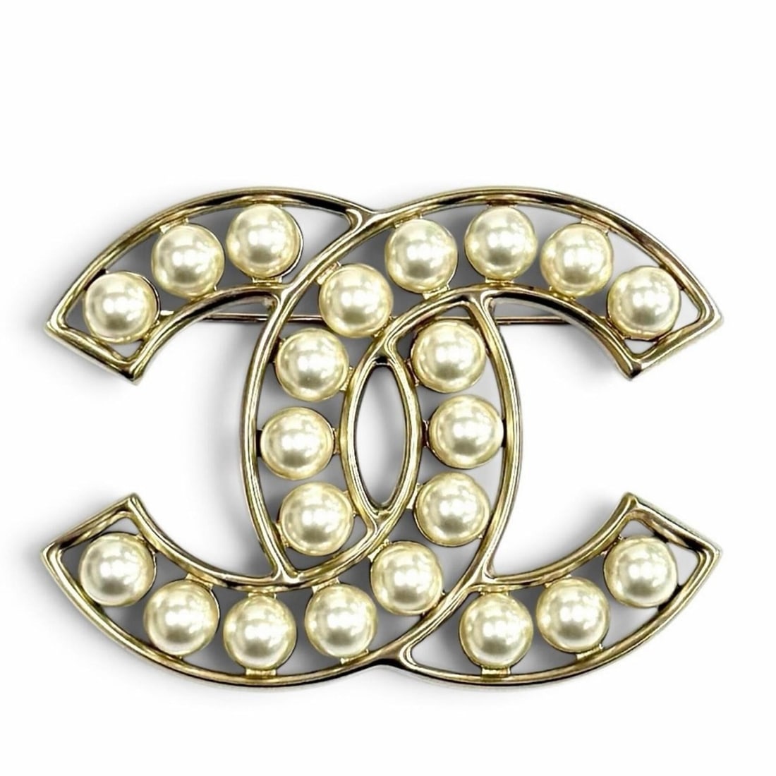 CHANEL B25V Coco Mark Faux Pearl Brooch, White with Gold Hardware, Made in Italy, Women's, Box and: --- Catalog ---Category: SizeSize (HxWxD): 4cm x 5.5cm / 1.57'' x 2.16''Category: DesignType: BroochColor: Gold, WhiteGender: WomenCategory: GeneralMPN: B25VBrand: ChanelCountry of Origin: Italy--- It