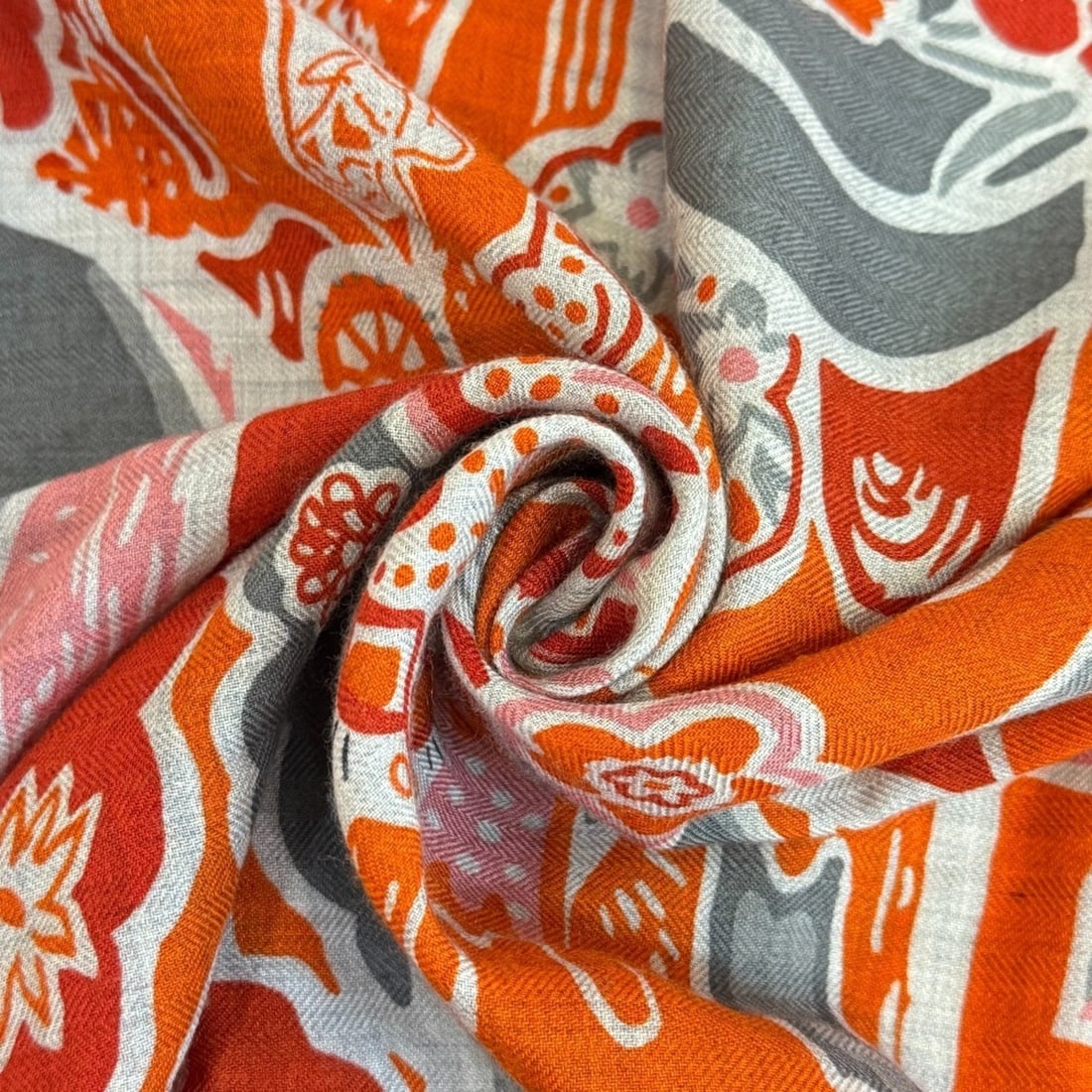 HERMES Hermes Shawl Scarf Carre Geant 140 Bingata Cashmere Silk Muffler Orange: --- Catalog ---Category: SizeSize (LxW): 1.4m x 1.4m / 55.11'' x 55.11''Category: DesignType: ShawlColor: Gray, OrangeGender: WomenMaterial: Cashmere Category: GeneralBrand: Hermes--- Item List ---Sec