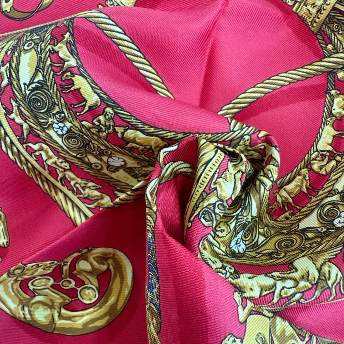 HERMES Carre 45 Handkerchief, Golden Knight design, Scarf/Muffler, Red: --- Catalog ---Category: SizeSize (LxW): 45cm x 45cm / 17.71'' x 17.71''Category: DesignType: ScarfColor: Red colorGender: WomenMaterial: Silk Category: GeneralBrand: Hermes--- Item List ---Section: C