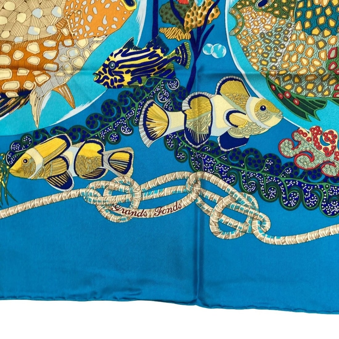 HERMES Hermes Carre 90 Grands Fonds Silk Scarf Light Blue Women's: --- Catalog ---Category: SizeSize (LxW): 86cm x 85.5cm / 33.85'' x 33.66''Category: DesignType: ScarfColor: Light blueGender: WomenMaterial: Silk Category: GeneralBrand: Hermes--- Item List ---Section
