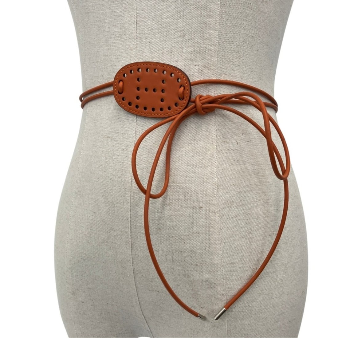 HERMES Mia H-shaped perforated Evelyne motif leather belt, lace-up size S, brown, women's.: --- Catalog ---Category: SizeLength: 62cm / 24.4''Category: DesignType: Standard beltColor: BrownGender: WomenMaterial (Strap): Leather Category: GeneralBrand: Hermes--- Item List ---Section: Conditio