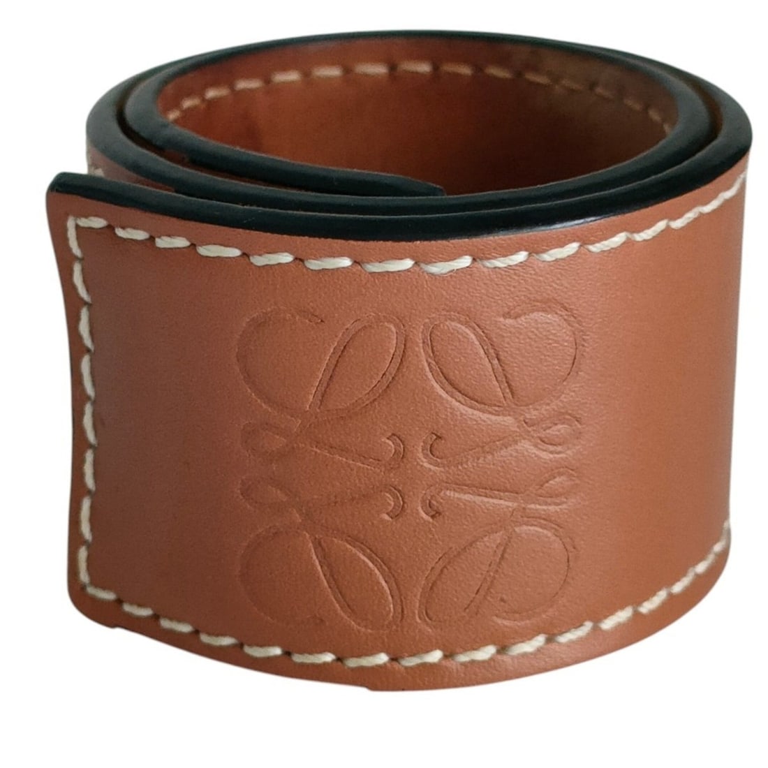 LOEWE Anagram Embossed Logo Small Slap Bracelet - Leather Bangle Brown Men's & Women's: --- Catalog ---Category: SizeLength: 29.5cm / 11.61''Category: DesignType: Charm braceletColor: BrownGender: Men,WomenMaterial: LeatherCategory: GeneralBrand: Loewe--- Item List ---Section: ConditionR