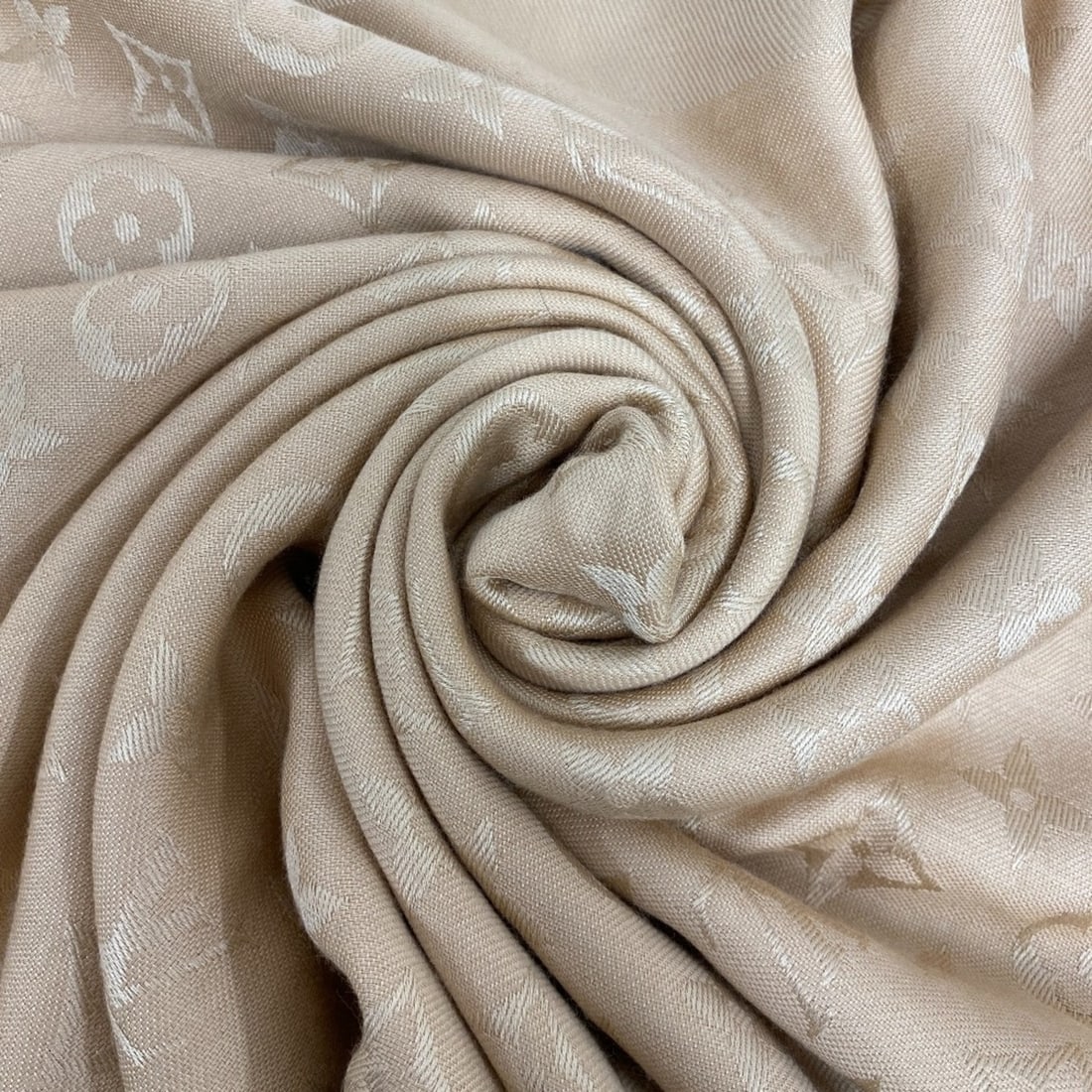 LOUIS VUITTON Monogram Shawl Stole, Beige: --- Catalog ---Category: SizeSize (LxW): 1.4m x 1.4m / 55.11'' x 55.11''Category: DesignType: ShawlColor: BeigeGender: WomenMaterial: Silk , Wool Category: GeneralBrand: Louis Vuitton--- Item List ---