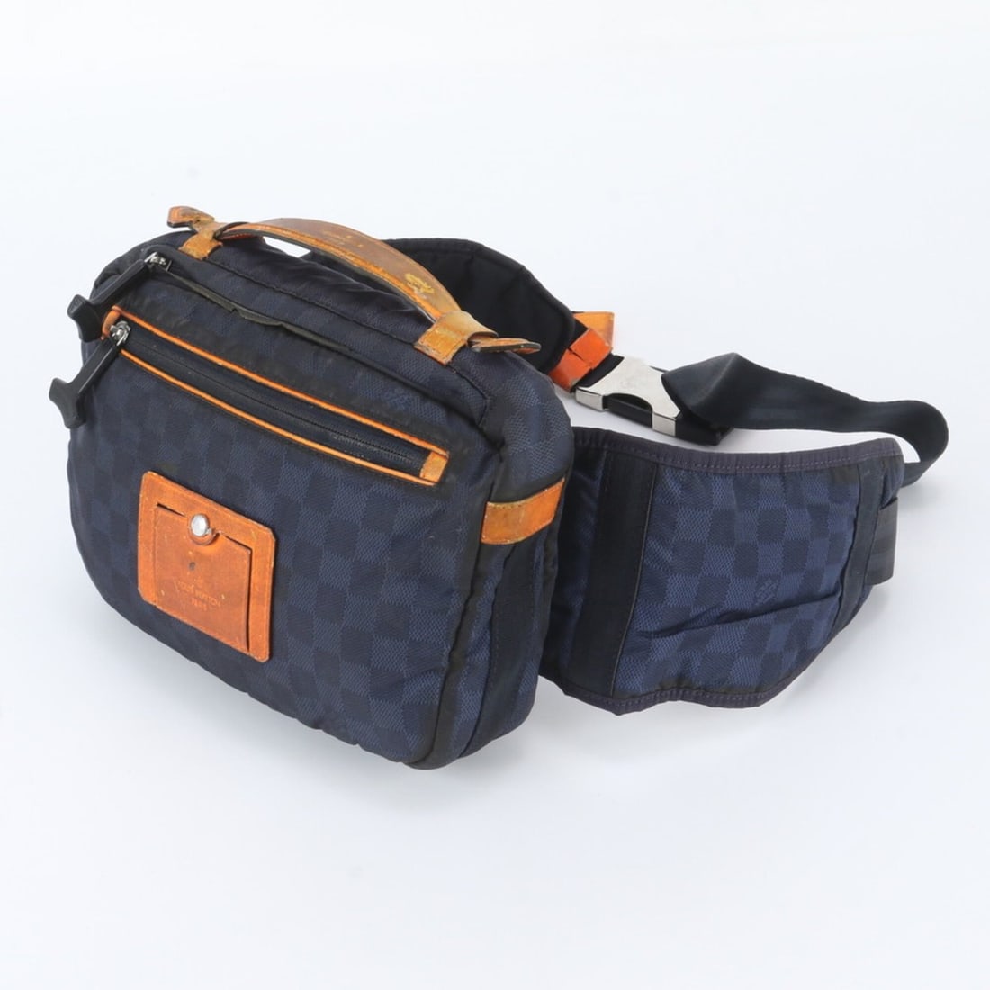 Louis Vuitton Damier Challenge Bum Bag N41246 Leather 2-Way Body Waist Pouch for Men: --- Catalog ---Category: SizeSize (HxWxD): 21cm x 26cm x 6cm / 8.26'' x 10.23'' x 2.36''Category: DesignType: Pouch, Sling bagColor: NavyGender: MenMaterial: Leather , Nylon Category: GeneralMPN: N412