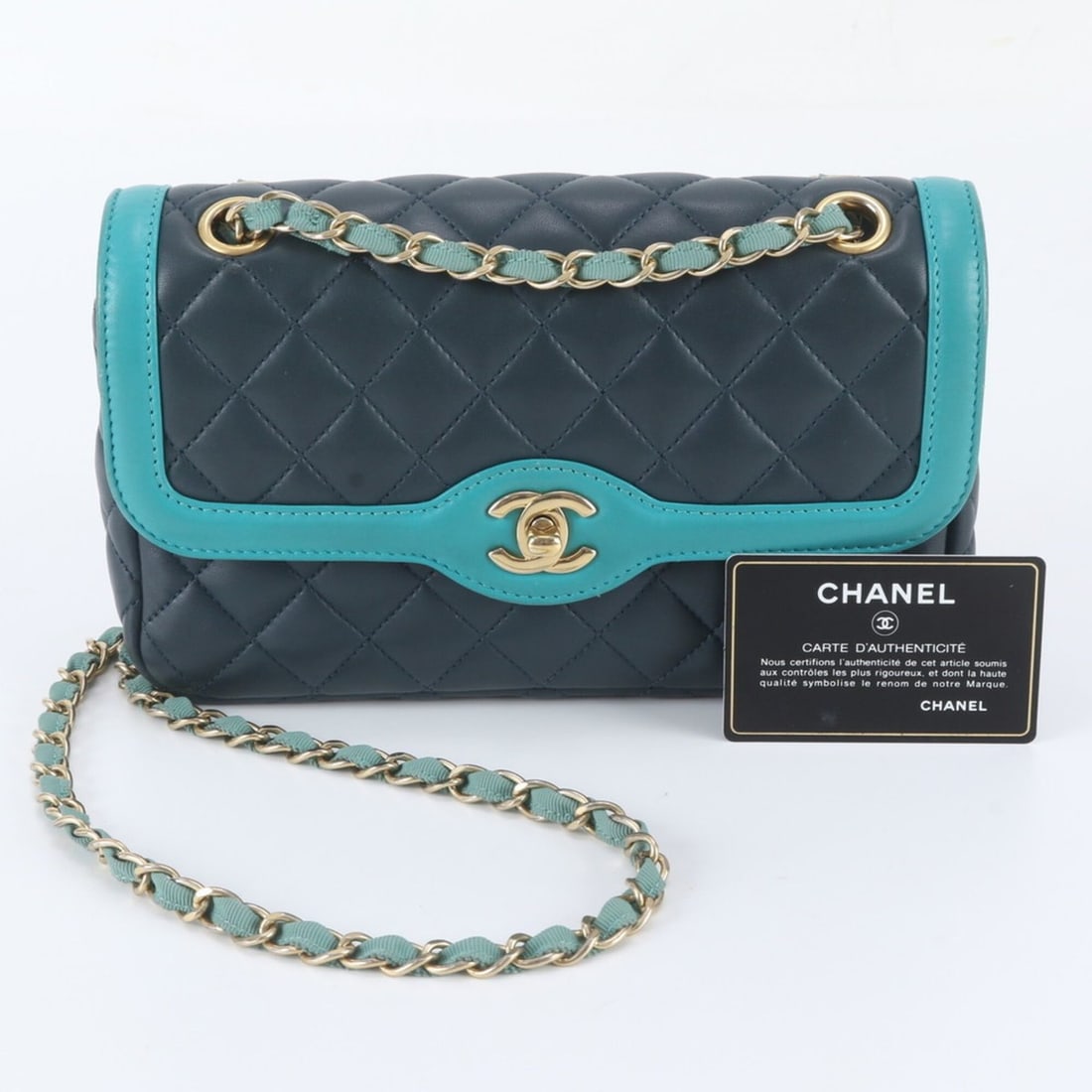 Chanel Matelassé Leather 2-Way Shoulder Bag for Women, with Guarantee and Serial Seal.: --- Catalog ---Category: SizeSize (HxWxD): 15cm x 23cm x 6cm / 5.9'' x 9.05'' x 2.36''Category: DesignType: Shoulder bagColor: Dark greenGender: WomenMaterial: Leather Category: GeneralBrand: ChanelCo