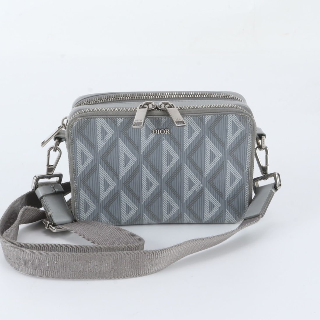 Christian Dior CD Diamond Leather Shoulder Bag Messenger for Men: --- Catalog ---Category: SizeSize (HxWxD): 13cm x 16cm x 5cm / 5.11'' x 6.29'' x 1.96''Category: DesignType: Shoulder bagColor: GrayGender: MenMaterial: Leather , Coated canvas Category: GeneralBrand: