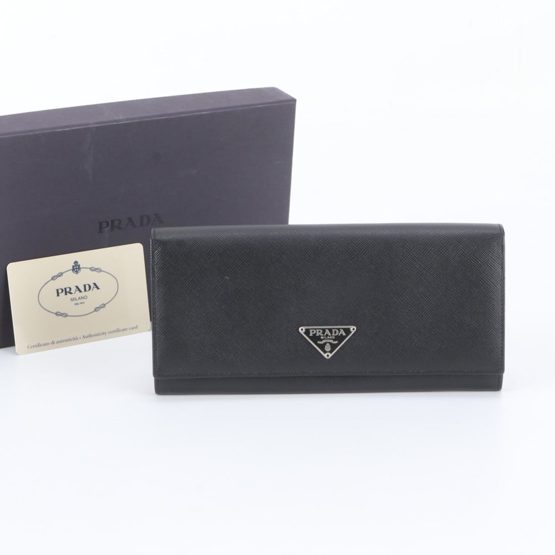 Prada Saffiano Leather Long Wallet with Triangle Logo (M201A) - Men's: --- Catalog ---Category: SizeSize (HxWxD): 9cm x 19cm x 1cm / 3.54'' x 7.48'' x 0.39''Category: DesignType: Long wallet (bi-fold)Color: BlackGender: MenMaterial: Leather Category: GeneralMPN: M201ABra