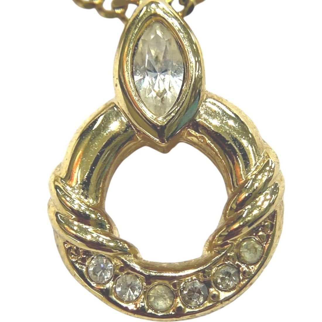 Christian Dior Circle Rhinestone Necklace, Accessory, Total Weight 8.4g, 22cm, GP Rhinestones: --- Catalog ---Category: SizeWeight: 8.4g / 0.29oz.Pendant Size: 20mm x 14mm / 0.78'' x 0.55''Neck Circumference: 22 cm / 8.66''Category: DesignStone: RhinestoneGender: WomenNecklace Type: NecklaceCat